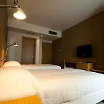 Victor 4* باري